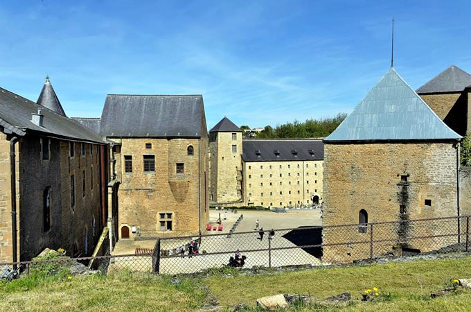 Sedan (Ardennes) - Le château fort - Terrasse est - Vue sur la cour Sedan (Ardennes) - Le château fort - Terrasse est - Vue sur la cour
