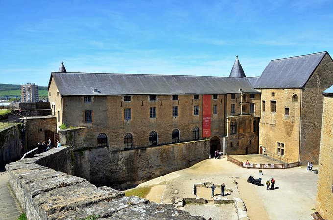 Sedan (Ardennes) - Le château fort - Rampe est - Vue sur la cour Sedan (Ardennes) - Le château fort - Rampe est - Vue sur la cour