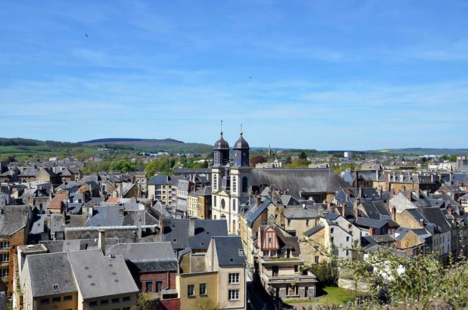 Sedan (Ardennes) - Vue sur la ville et léglise Saint-Charles-Borromée (depuis le château-fort) Sedan (Ardennes) - Vue sur la ville et léglise Saint-Charles-Borromée (depuis le château-fort)