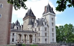 Замок По, Франция