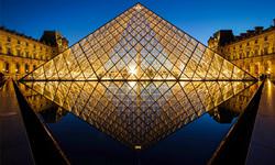 Pyramide du Louvre, France