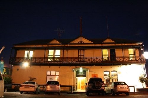 Hotel CustomHouse Hotel And Backpackers Hostel